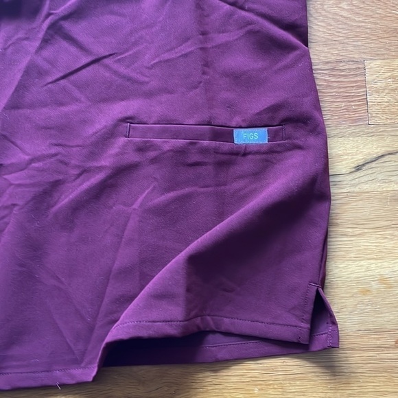 Figs Casma Three-Pocket burgundy Scrub Top NWT small - Picture 3 of 3